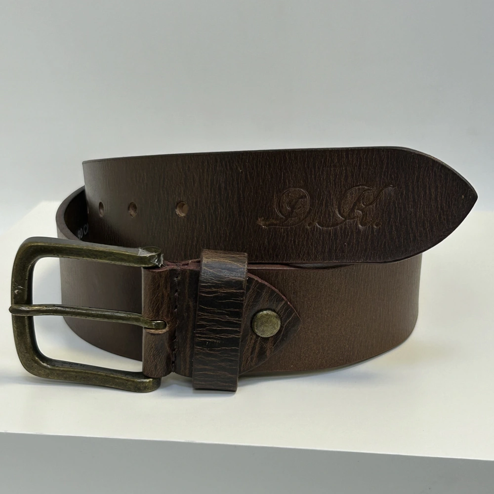 Již vyhotovený monogram | D.K. | na koženém pásku | OUTLET TvujOriginal.cz