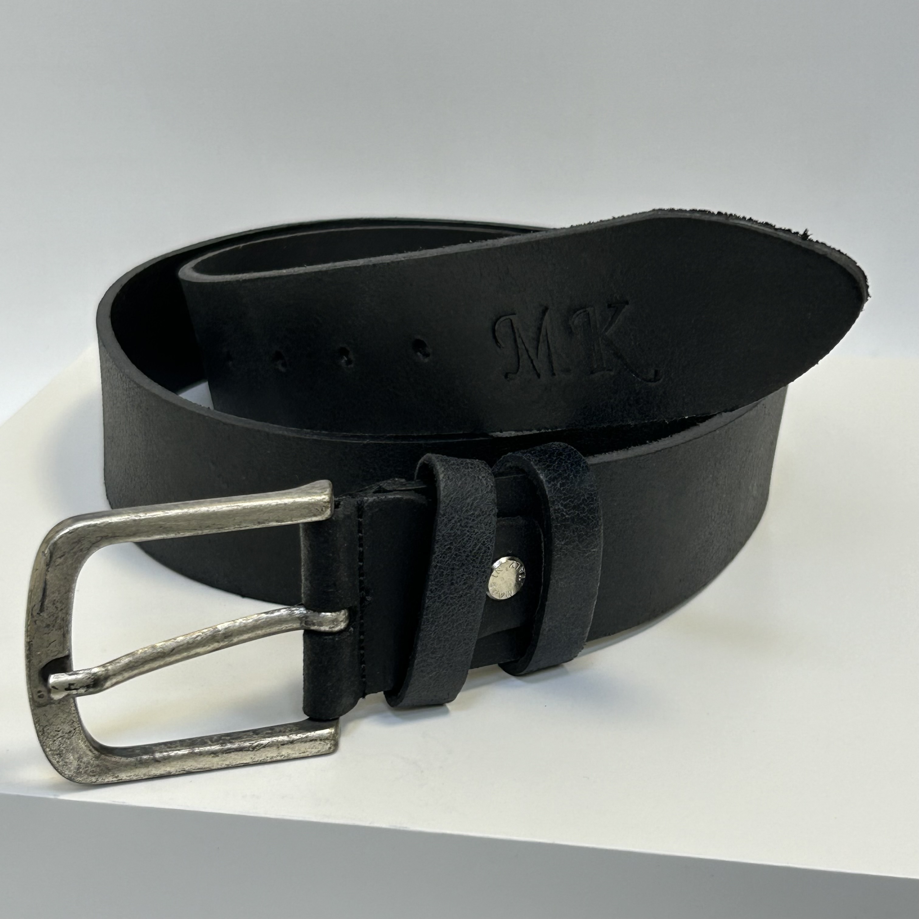Již vyhotovený monogram | MK | na koženém pásku | OUTLET TvujOriginal.cz