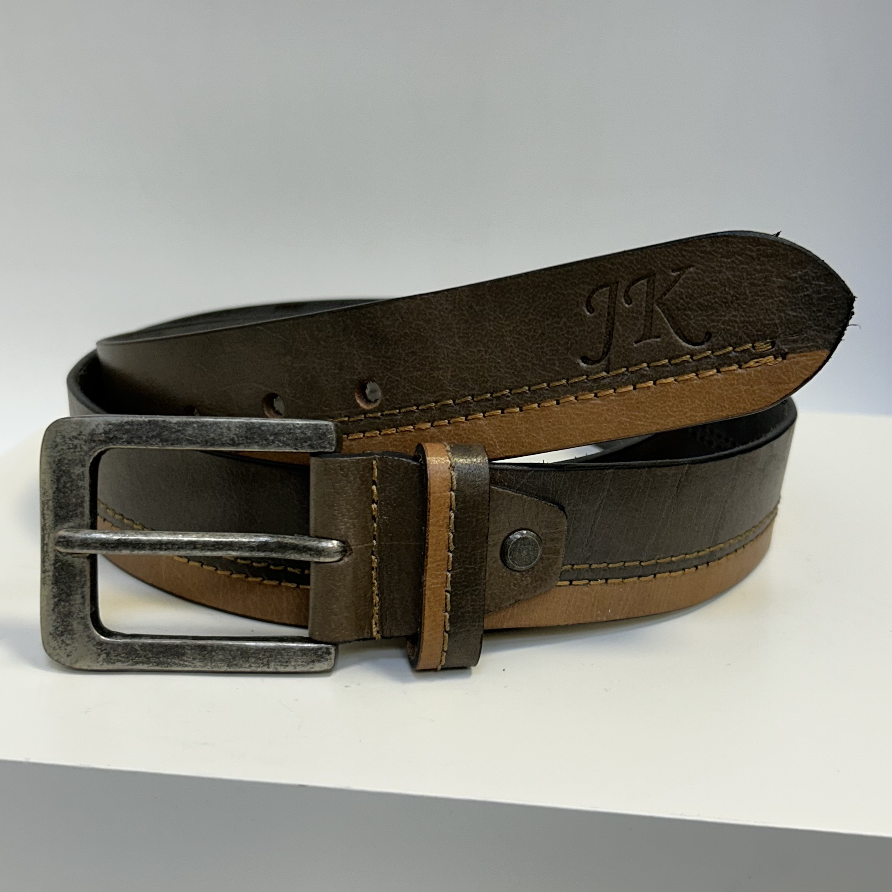 Již vyhotovený monogram | JK | na koženém pásku | OUTLET TvujOriginal.cz