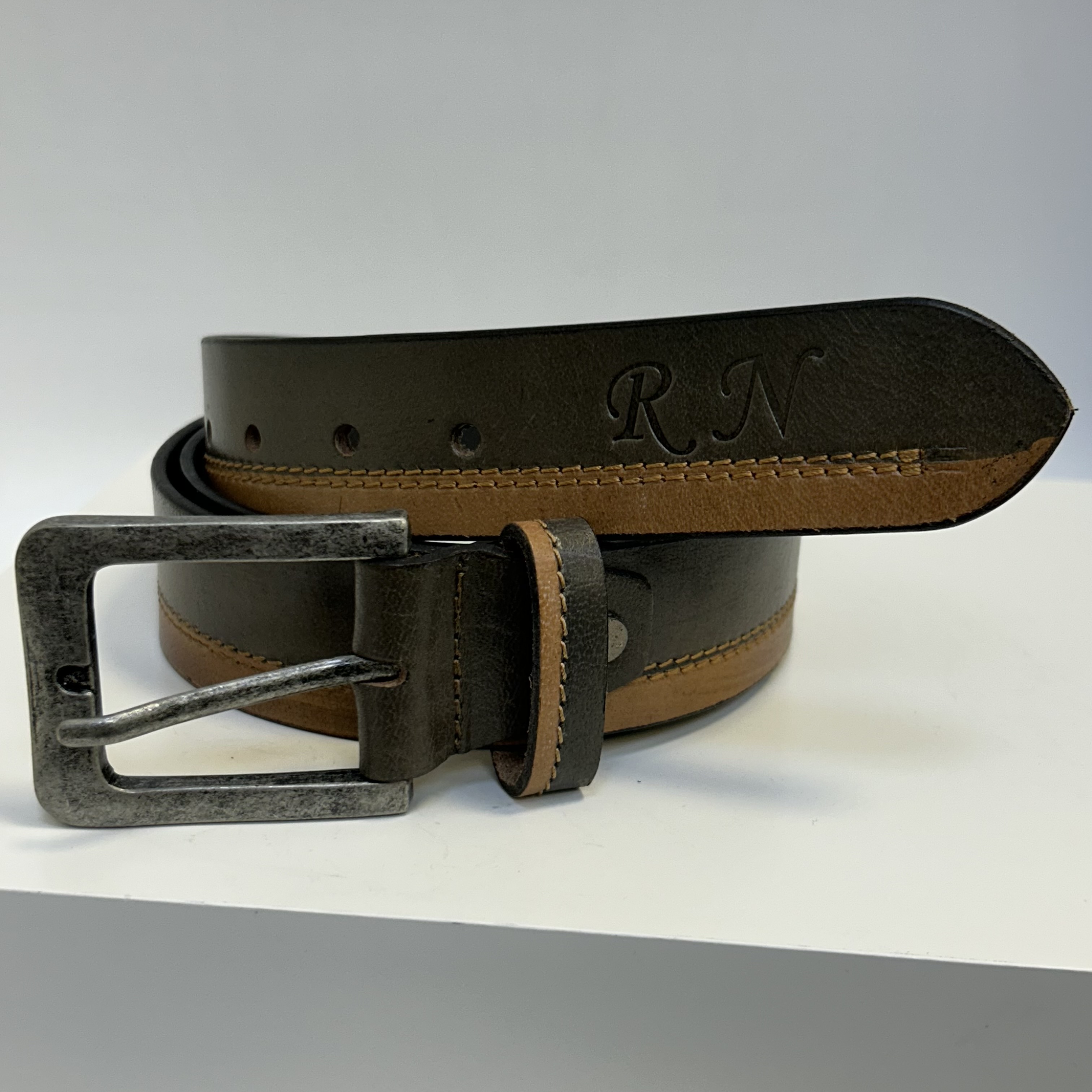 Již vyhotovený monogram | RN | na koženém pásku | OUTLET TvujOriginal.cz