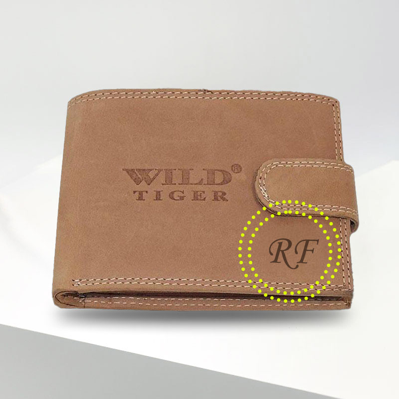 Hnědá kožená peněženka s ražbou vlastního monogramu | OUTLET TvujOriginal.cz