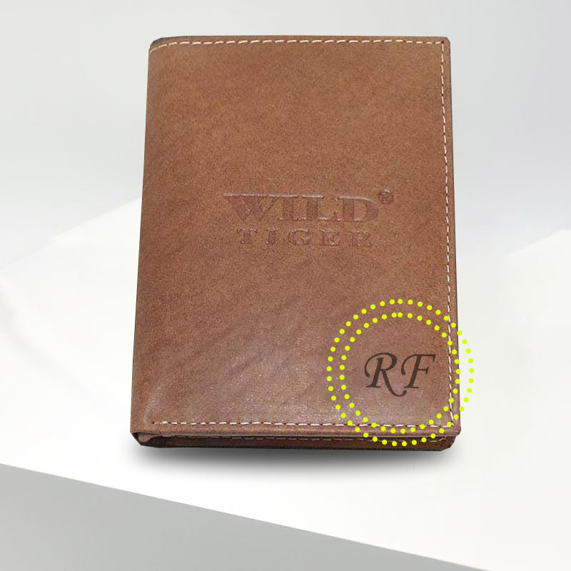 Hnědá kožená peněženka s ražbou vlastního monogramu | OUTLET TvujOriginal.cz
