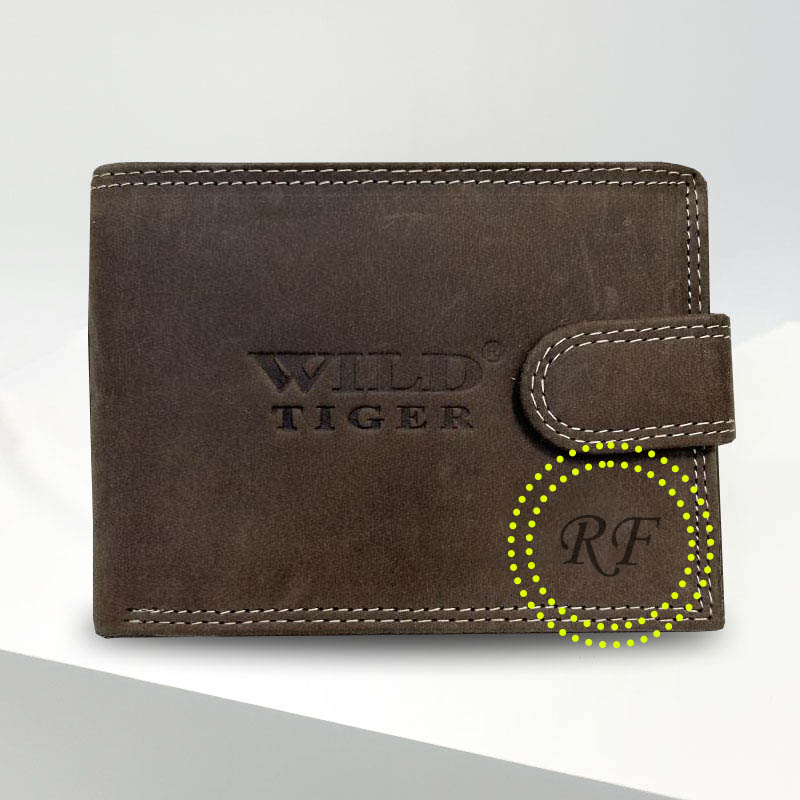 Hnědá kožená peněženka s ražbou vlastního monogramu | OUTLET TvujOriginal.cz