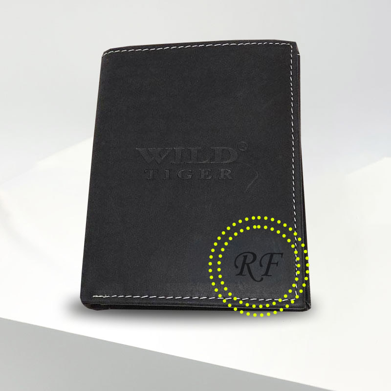 Černá kožená peněženka s ražbou vlastního monogramu | OUTLET TvujOriginal.cz