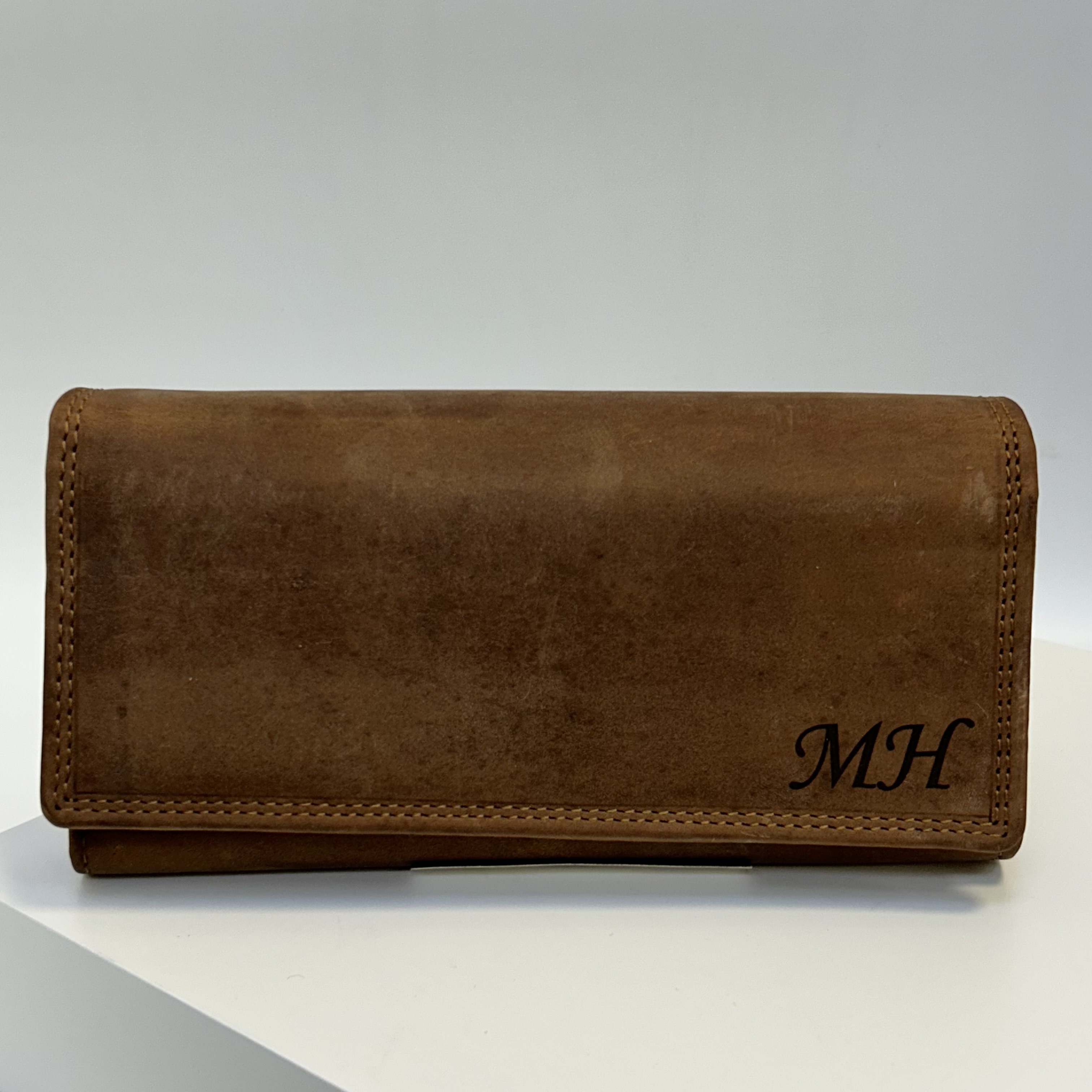 Již vyhotovený monogram| MH| na kožené peněžence | OUTLET TvujOriginal.cz