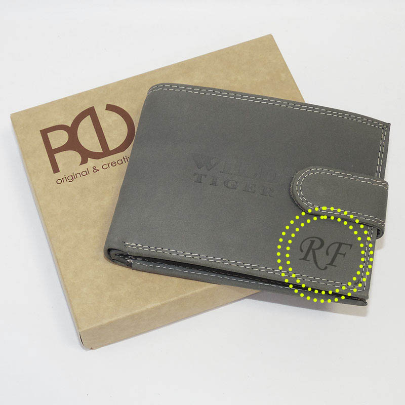 Šedá kožená peněženka s ražbou vlastního monogramu | OUTLET TvujOriginal.cz