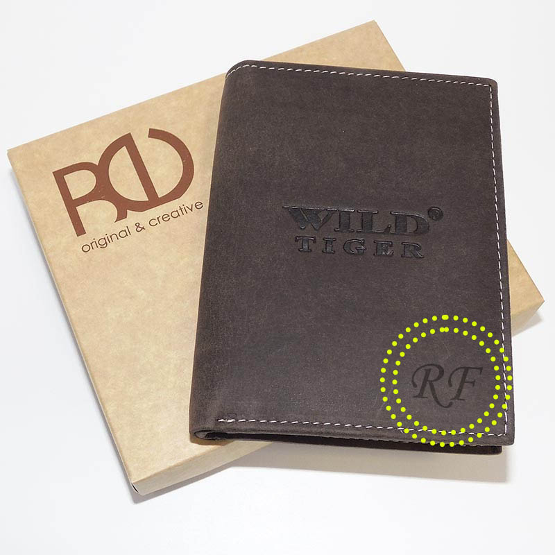 Hnědá kožená peněženka s ražbou vlastního monogramu | OUTLET TvujOriginal.cz