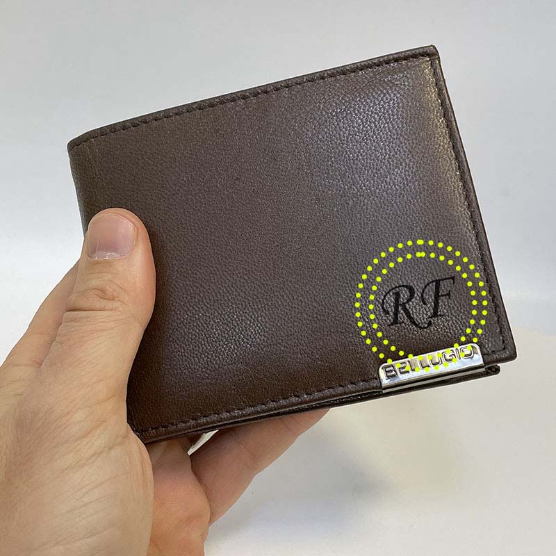 Tmavě hnědá kožená peněženka Bellugio na šířku s ražbou vlastního monogramu | OUTLET TvujOriginal.cz