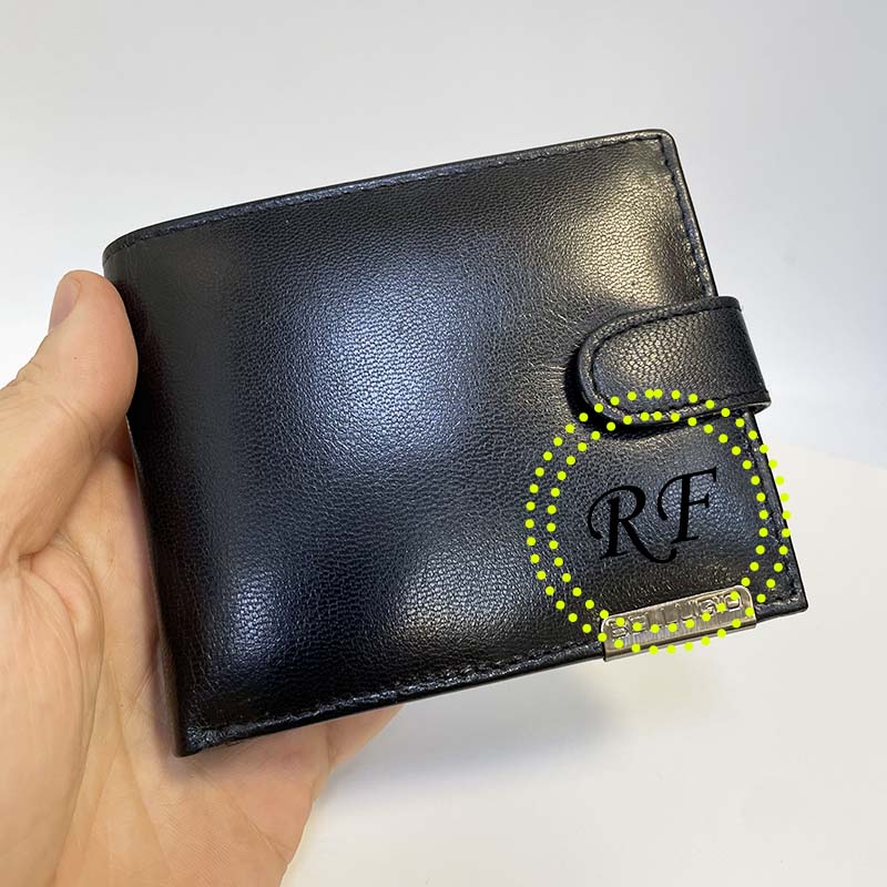 Černá kožená peněženka Bellugio na šířku se zapínáním s ražbou vlastního monogramu | OUTLET TvujOriginal.cz