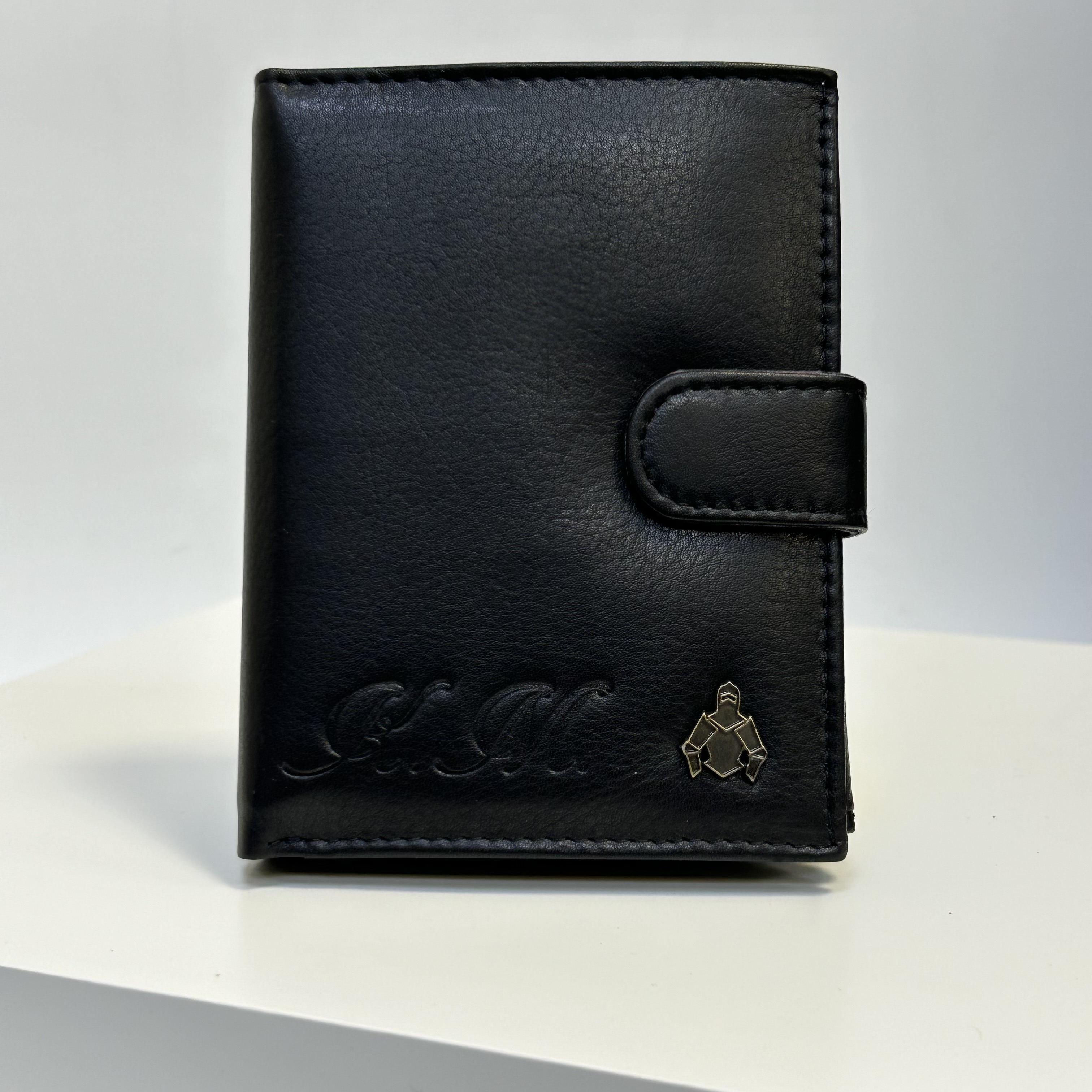Již vyhotovený monogram | K.M. | na kožené peněžence | OUTLET TvujOriginal.cz