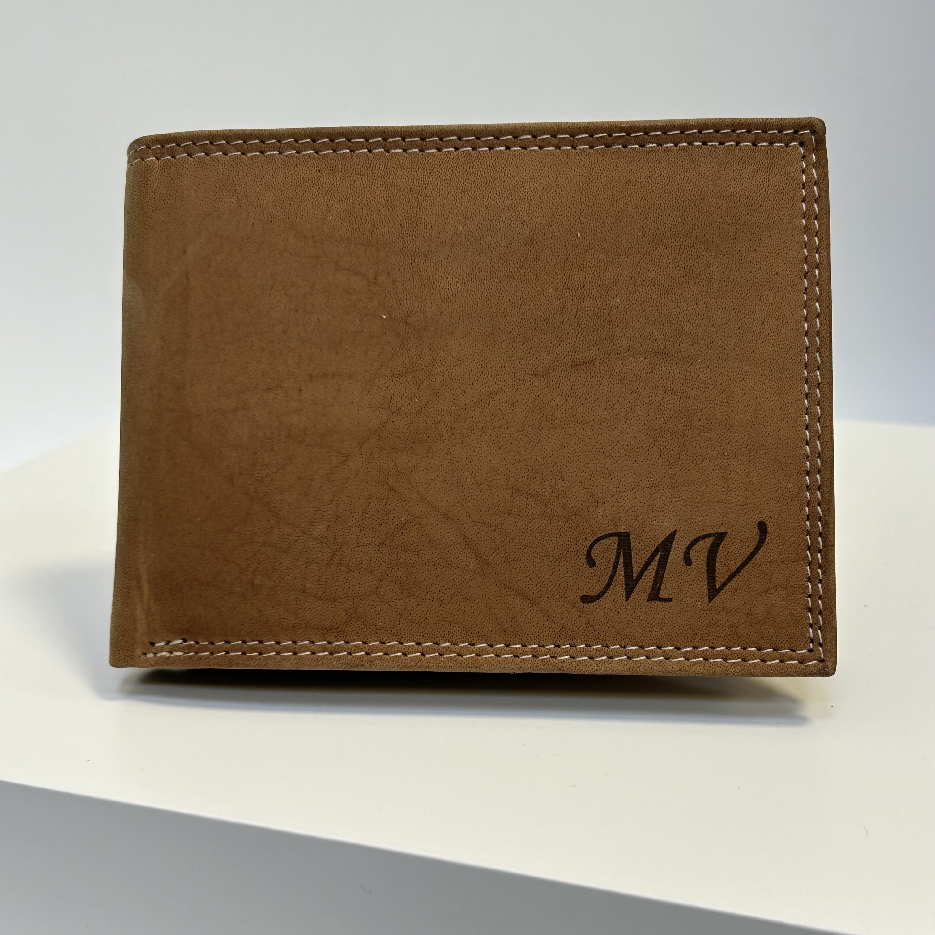 Již vyhotovený monogram | MV | na kožené peněžence | OUTLET TvujOriginal.cz