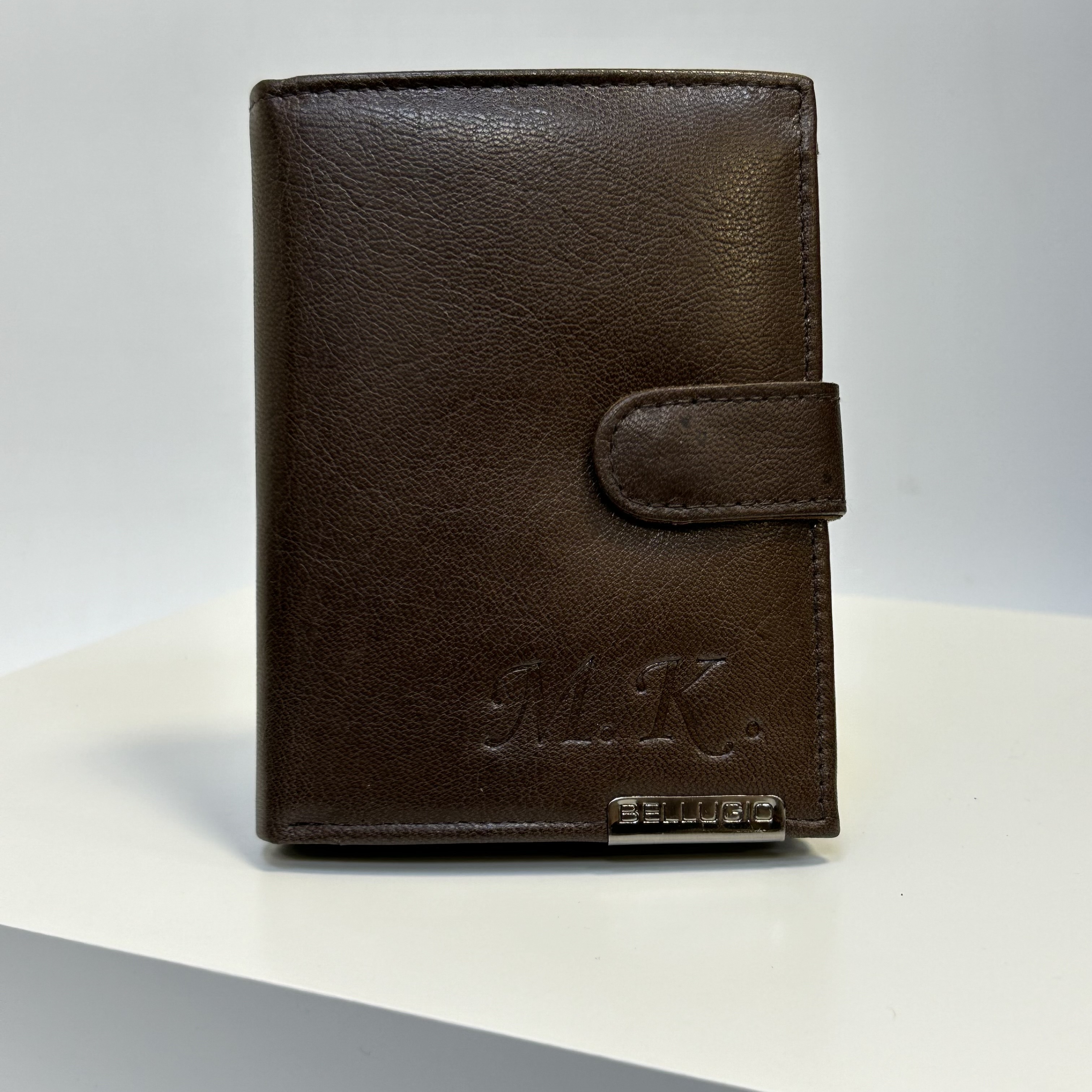 Již vyhotovený monogram | M.K. | na kožené peněžence | OUTLET TvujOriginal.cz
