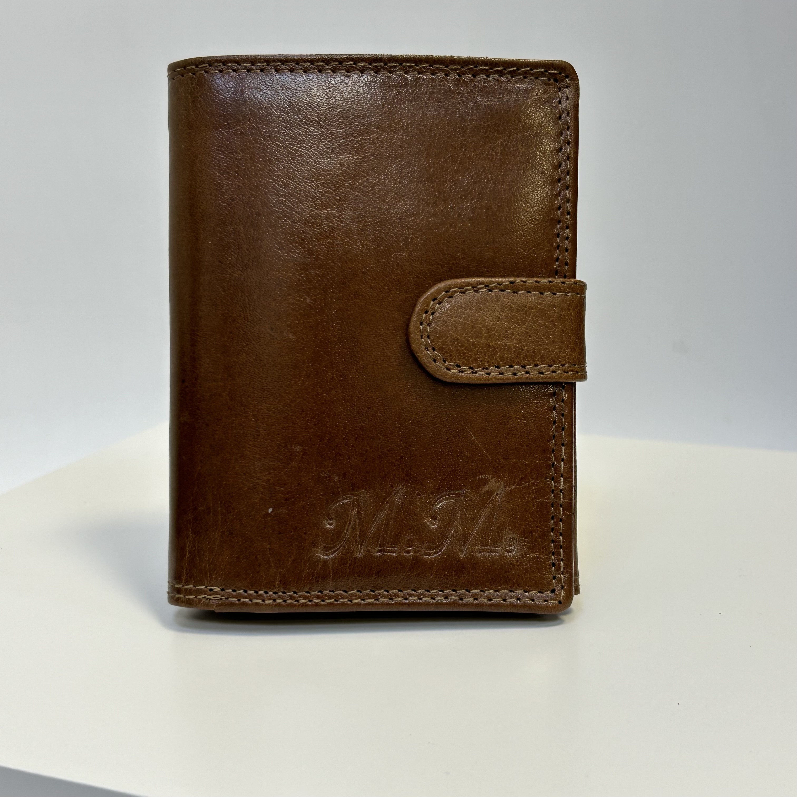 Již vyhotovený monogram | M.M. | na kožené peněžence | OUTLET TvujOriginal.cz