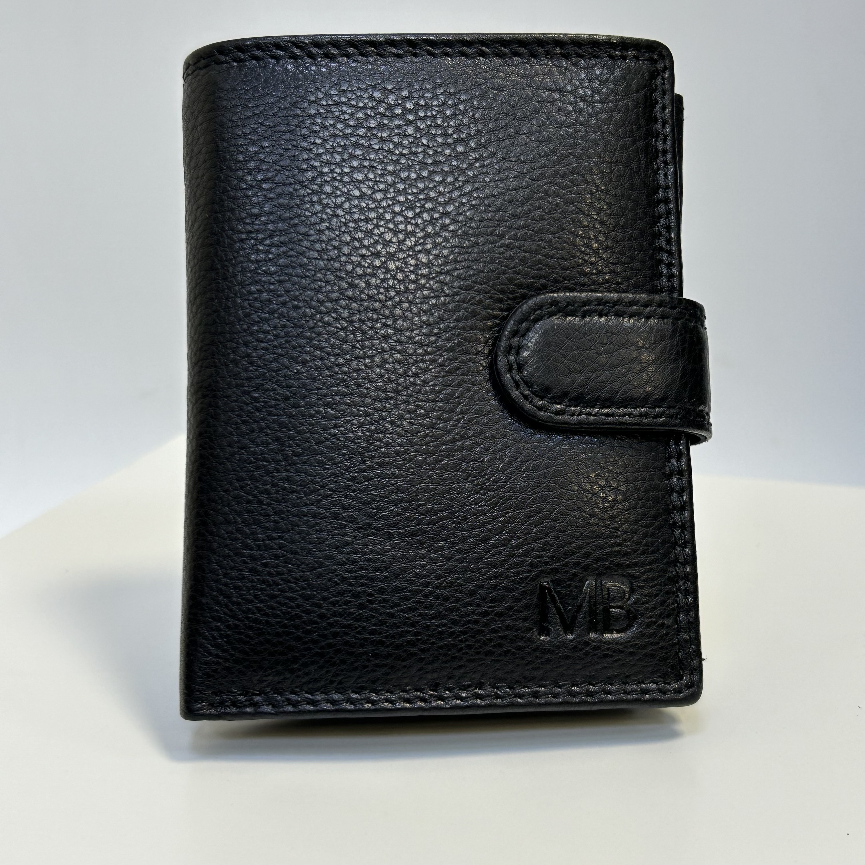 Již vyhotovený monogram | MB | na kožené peněžence | OUTLET TvujOriginal.cz