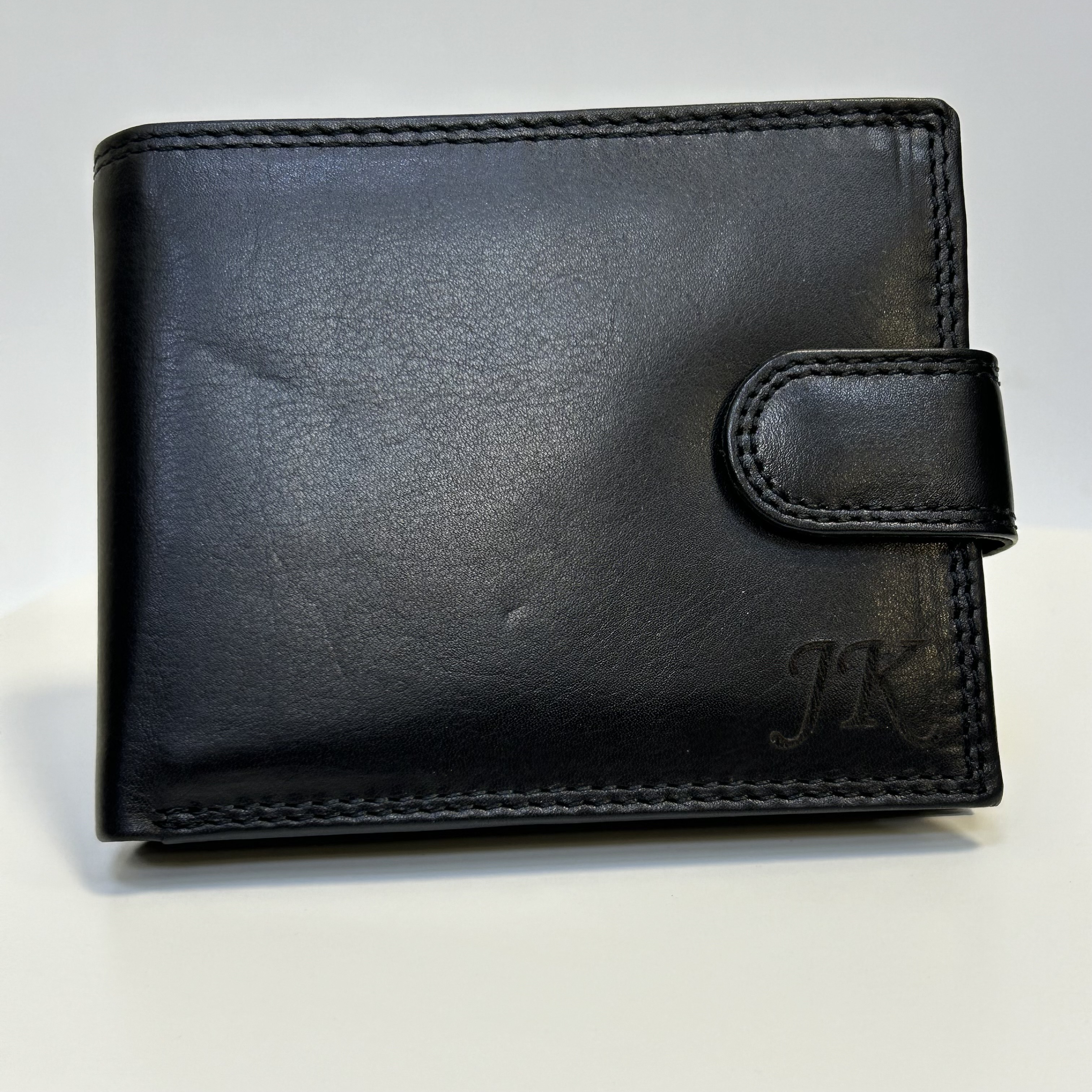 Již vyhotovený monogram | JK | na kožené peněžence | OUTLET TvujOriginal.cz