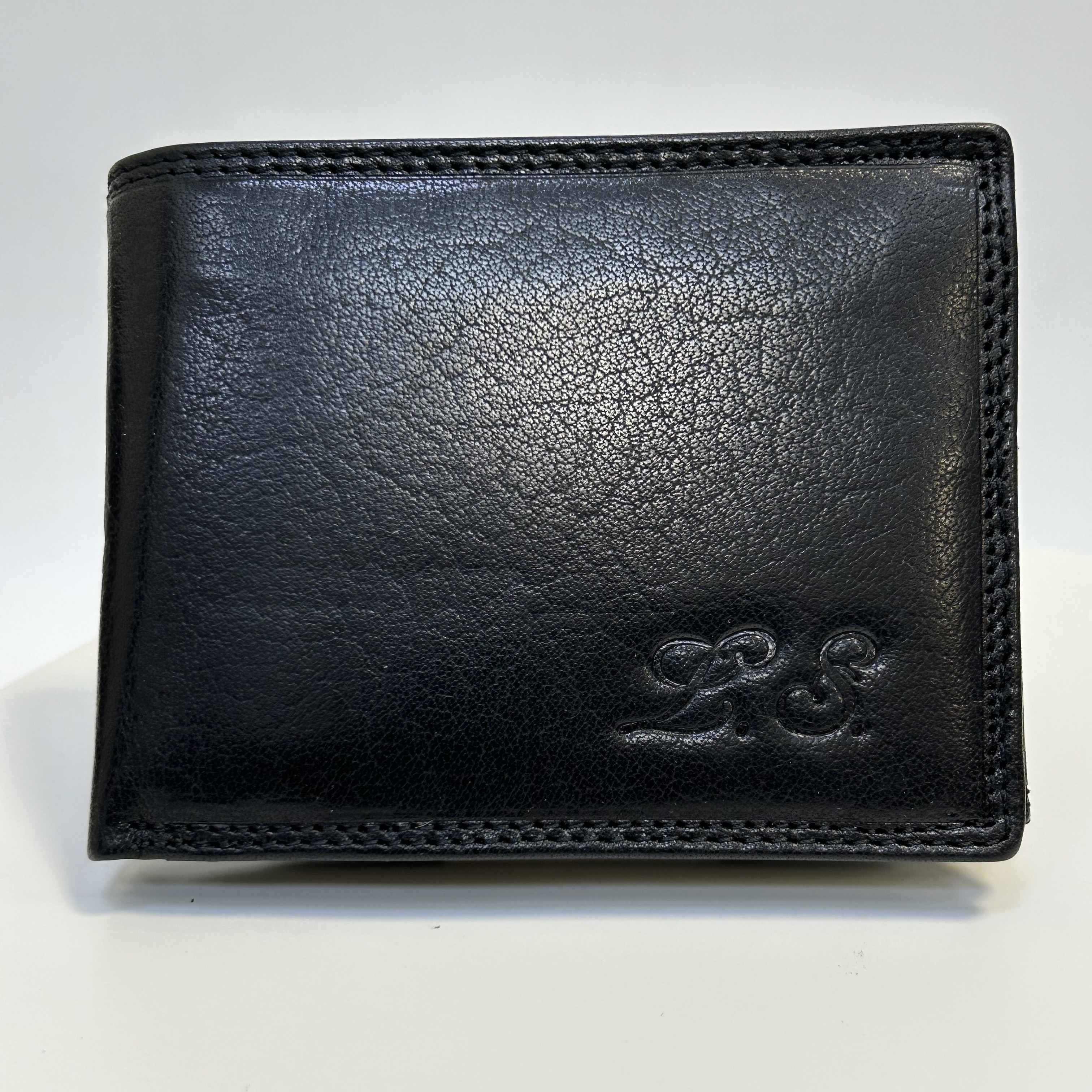 Již vyhotovený monogram | L.S. | na kožené peněžence | OUTLET TvujOriginal.cz