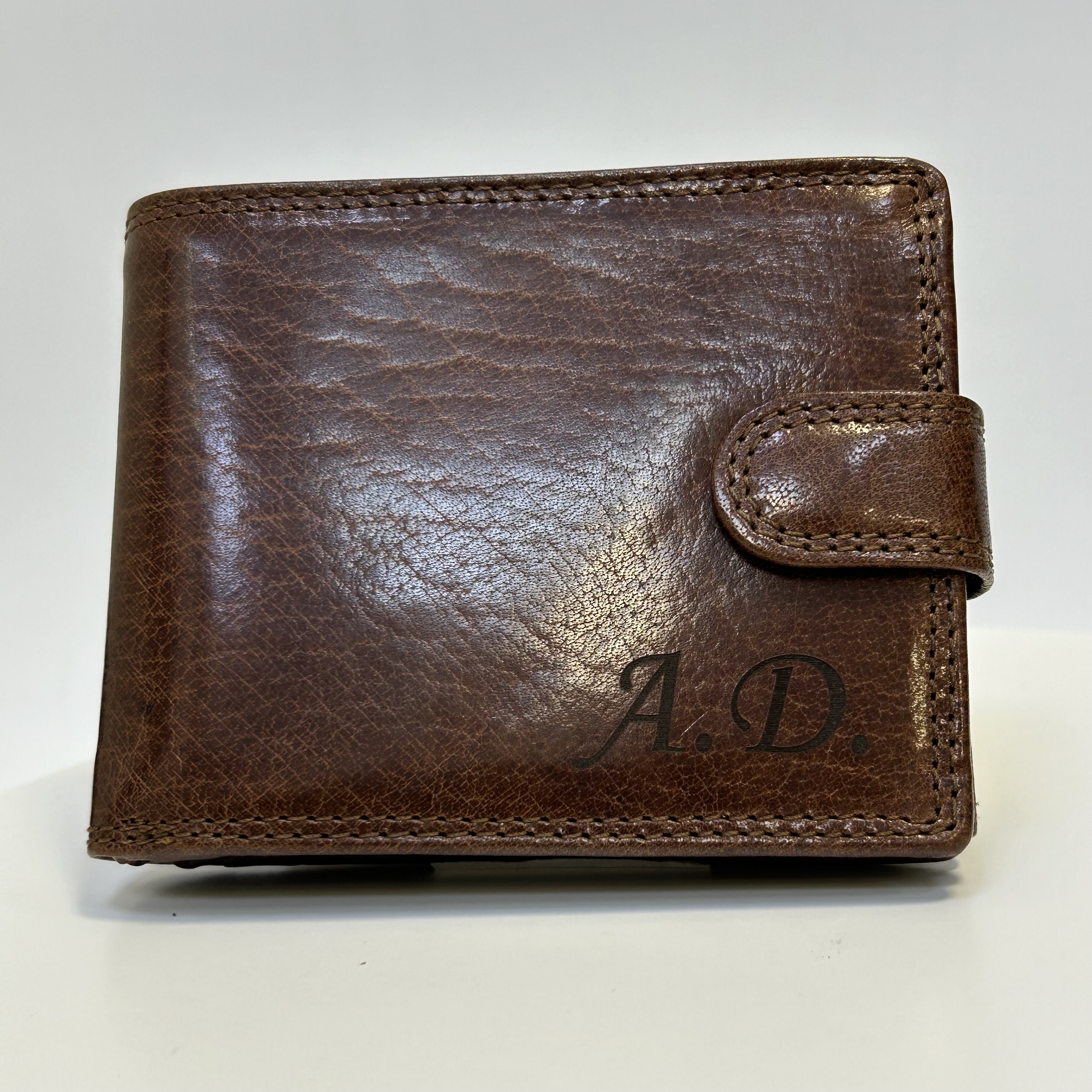 Již vyhotovený monogram | A.D. | na kožené peněžence | OUTLET TvujOriginal.cz