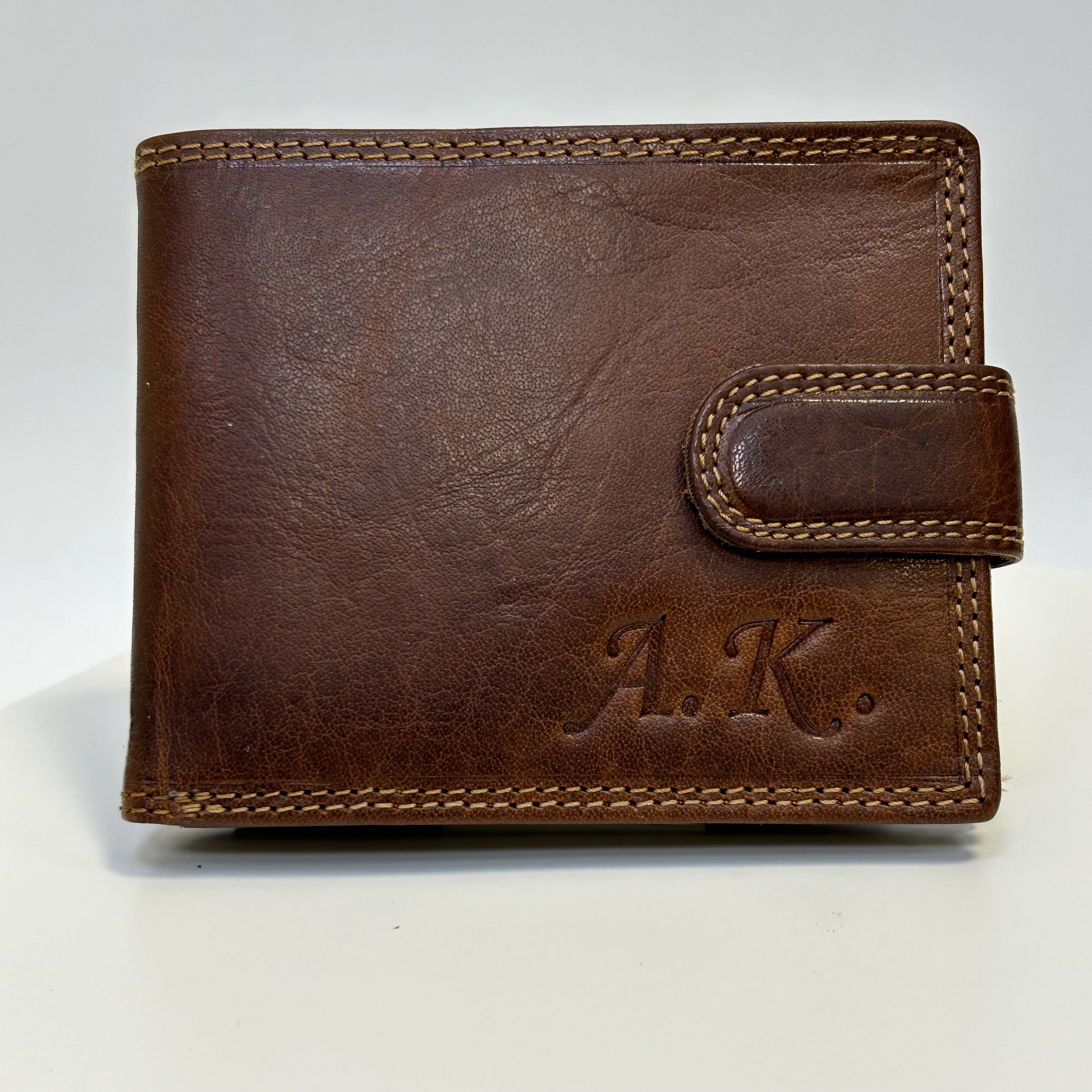 Již vyhotovený monogram | A.K. | na kožené peněžence | OUTLET TvujOriginal.cz