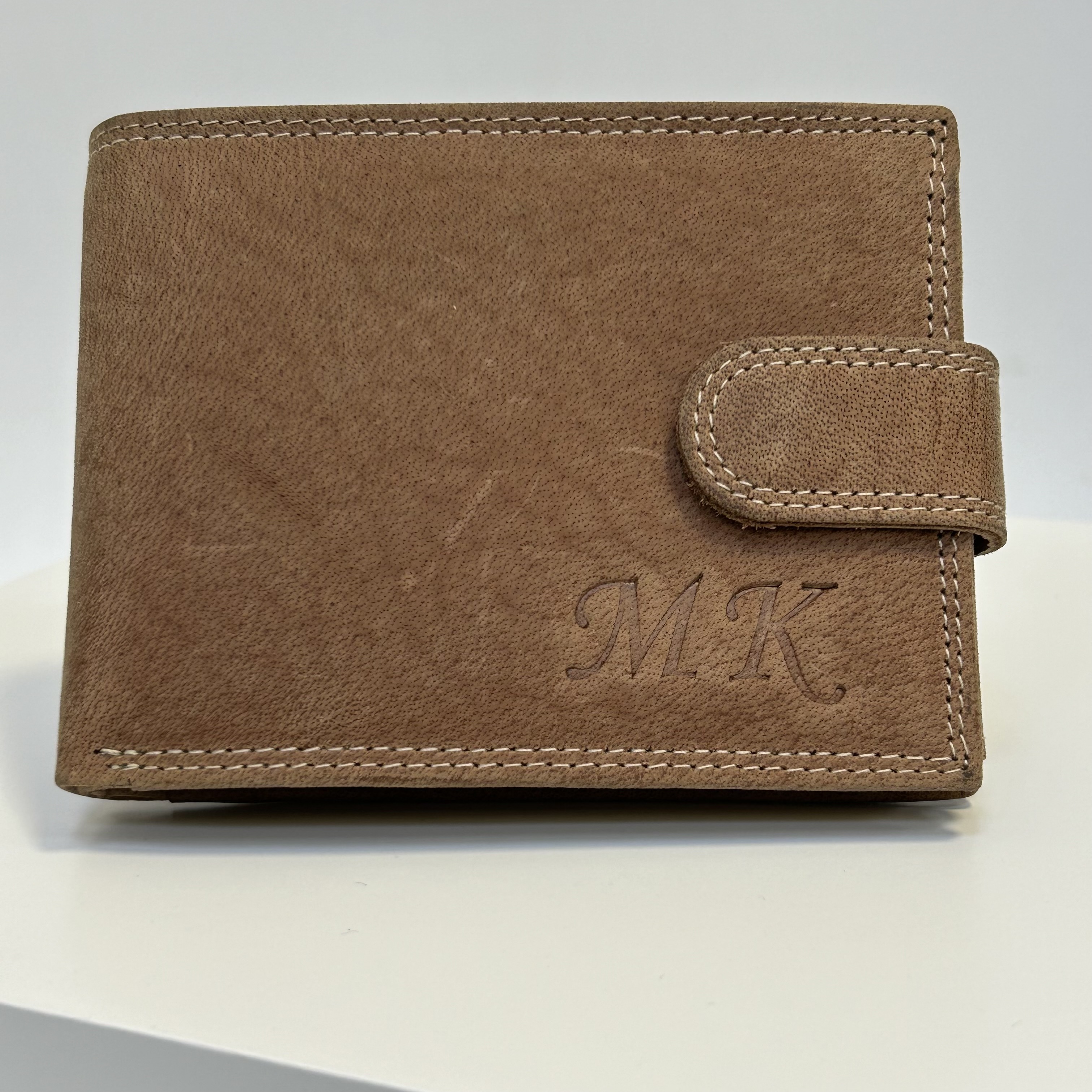 Již vyhotovený monogram | MK | na kožené peněžence | OUTLET TvujOriginal.cz