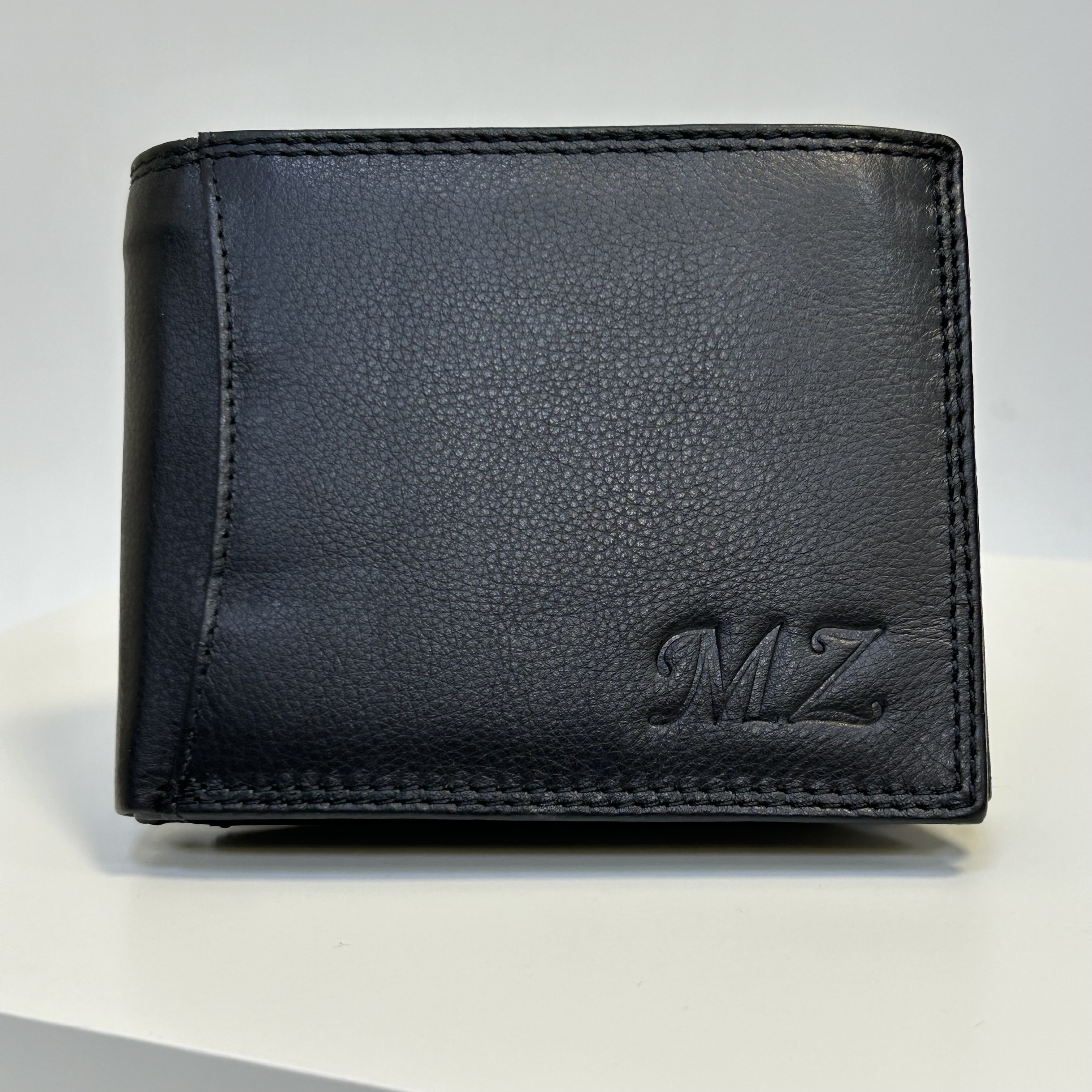 Již vyhotovený monogram | MZ | na kožené peněžence | OUTLET TvujOriginal.cz