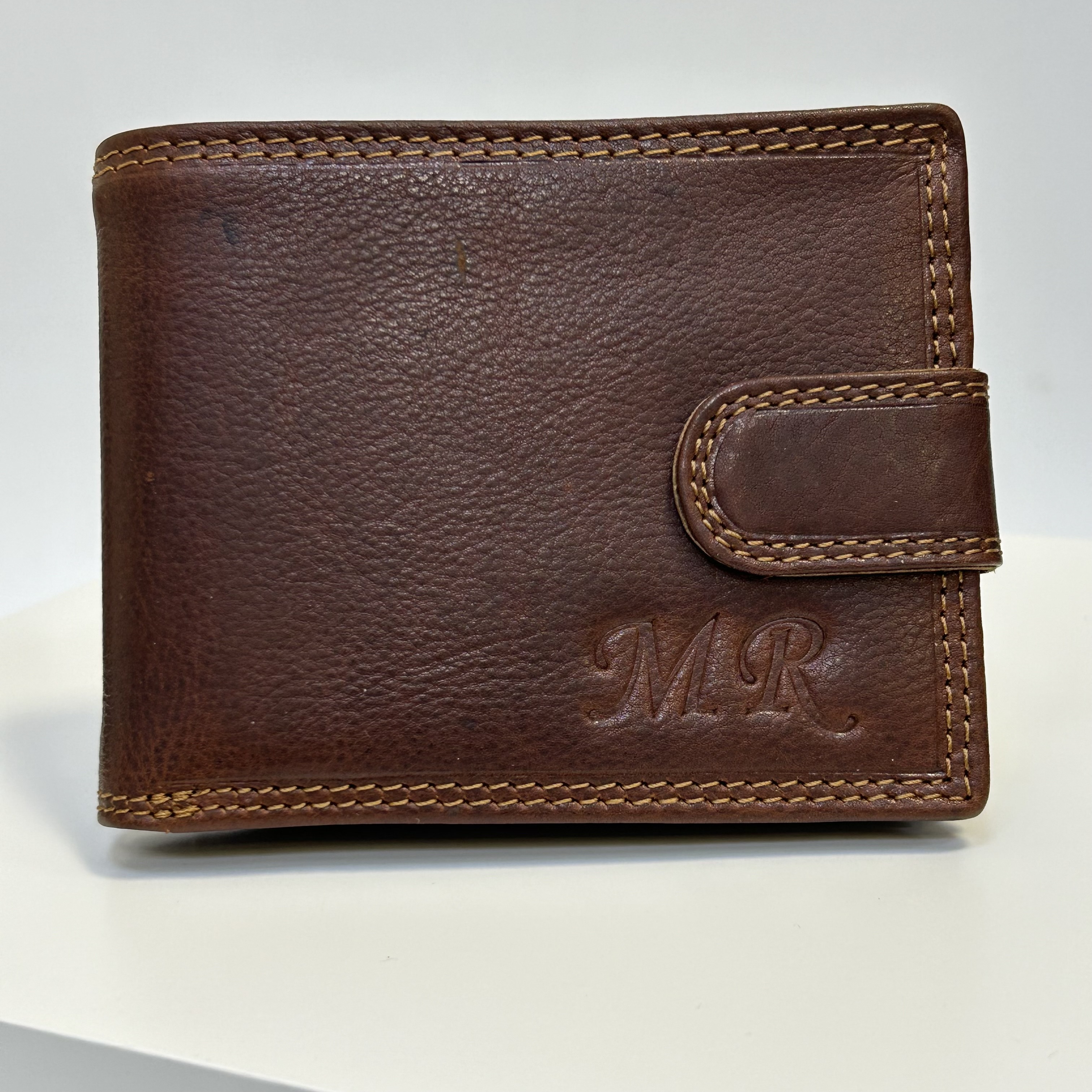 Již vyhotovený monogram | MR | na kožené peněžence | OUTLET TvujOriginal.cz