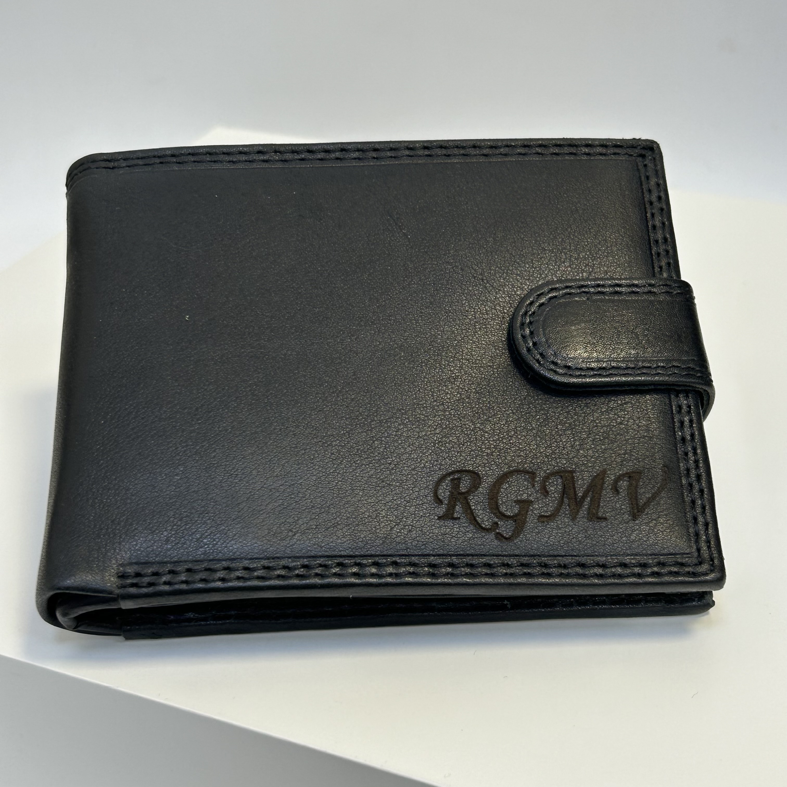 Již vyhotovený monogram | RGMV | na kožené peněžence | OUTLET TvujOriginal.cz