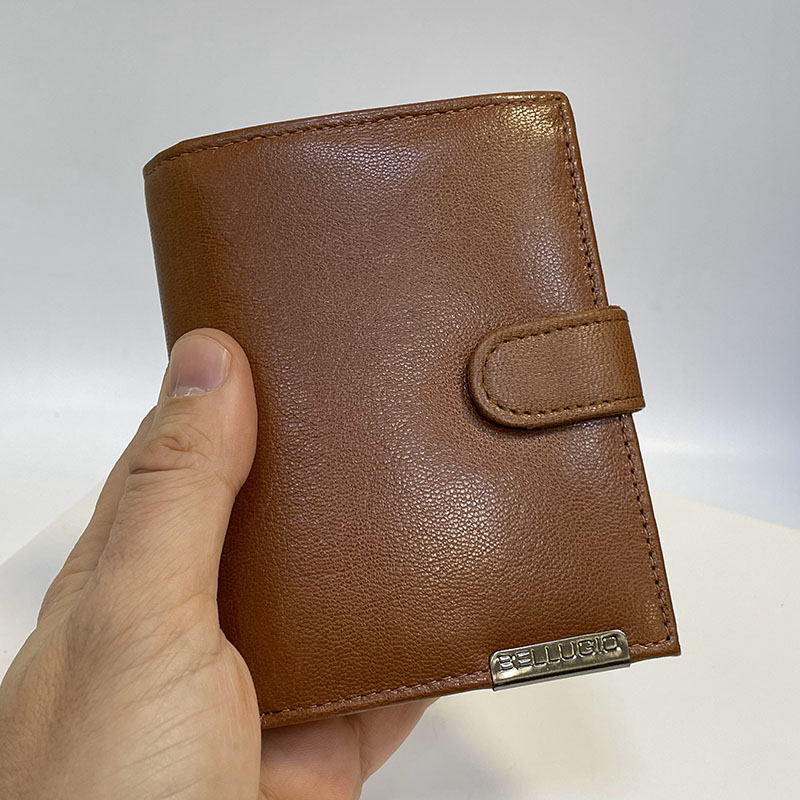 Světle hnědá kožená peněženka Bellugio na výšku se zapínáním s ražbou vlastního monogramu | OUTLET TvujOriginal.cz