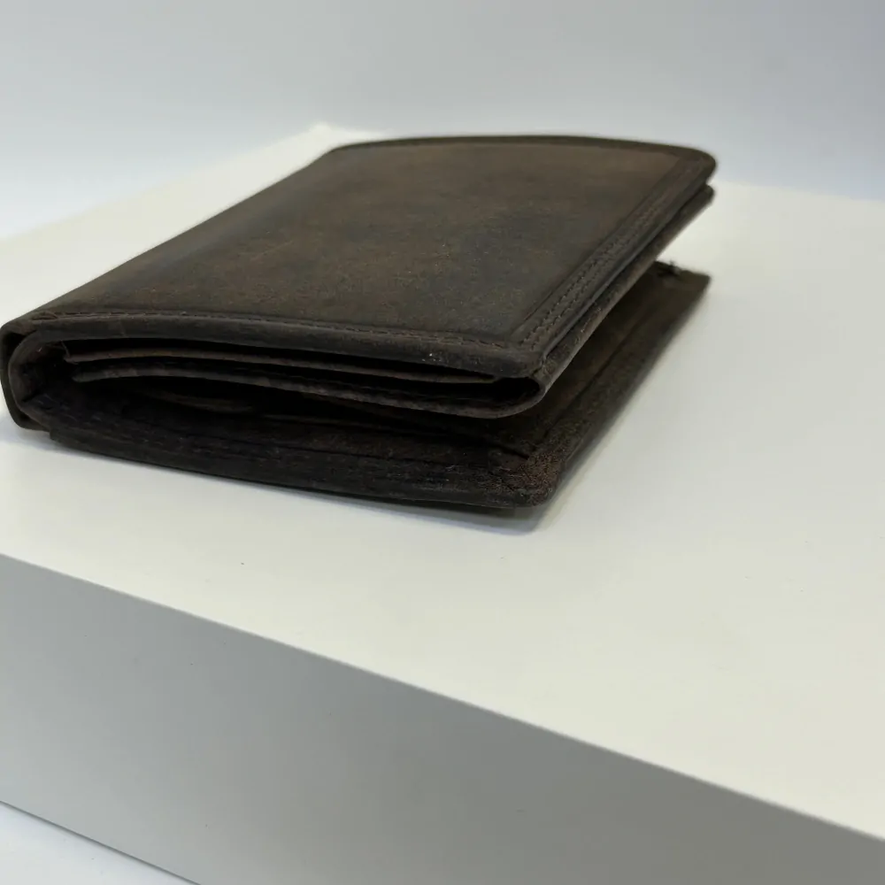Pánská kožená peněženka s možností vlastního monogramu, textu | OUTLET TvujOriginal.cz