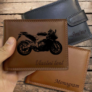 Pro MOTORKÁŘE | 08 |, více barev kůže a typů, pánská nebo dámská kožená peněženka s motorkou, motorkářským motivem a jménem | OUTLET TvujOriginal.cz